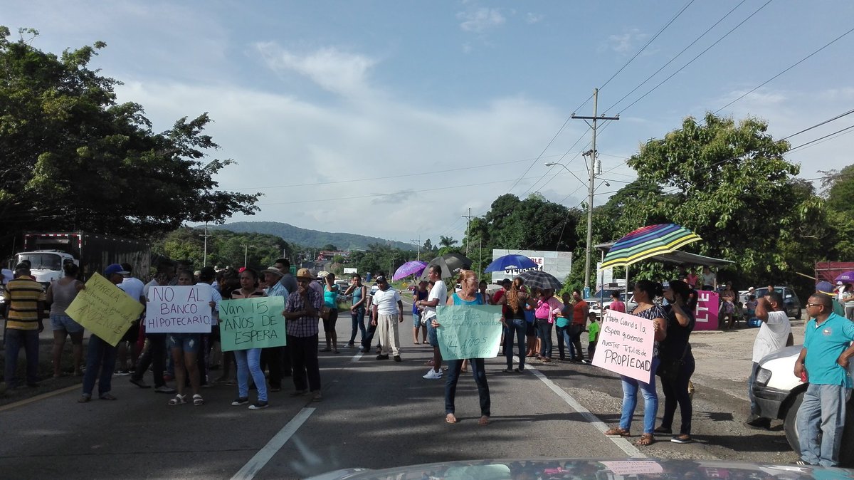 Interamericana cerrada en Villa Mireya, Capira, en la vía hacia el interior. Protestan por titulación de tierras. Informa: <a href="/gambito200/">Andrés Marín</a>