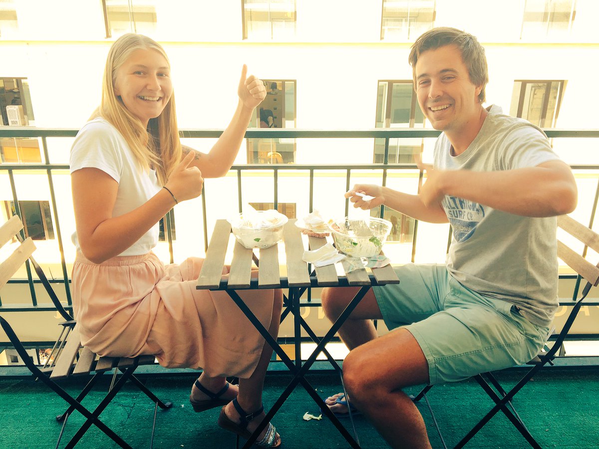 workINcompany's tweet photo. #coworking life in @workINcompany #horadecomer #picnicenelbacon #Sevilla https://t.co/9yGSW8rZ18