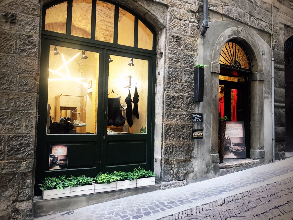 bislacco_shop's tweet photo. Che sia colorato o dorato noi questo #weekend vi aspettiamo
#BBasic #Bislacco ...total #fashion #madeinitaly 🇮🇹
#HappyWeekend #Shopping 🙂 https://t.co/6h5rLDFlyN