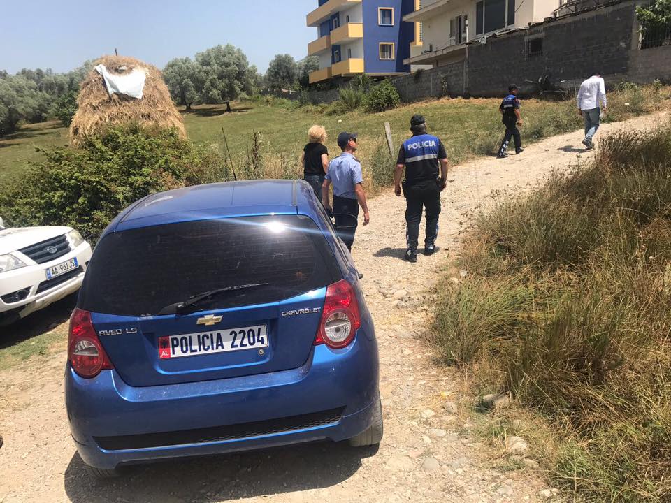 policia_bashkia's tweet photo. Policia Bashkiake në mbështetje të Task- Forcës së UKT-së, për prerjen e lidhjeve të paligjshme në rrjetin e ujësjellësit. https://t.co/WWmxvXIXsC