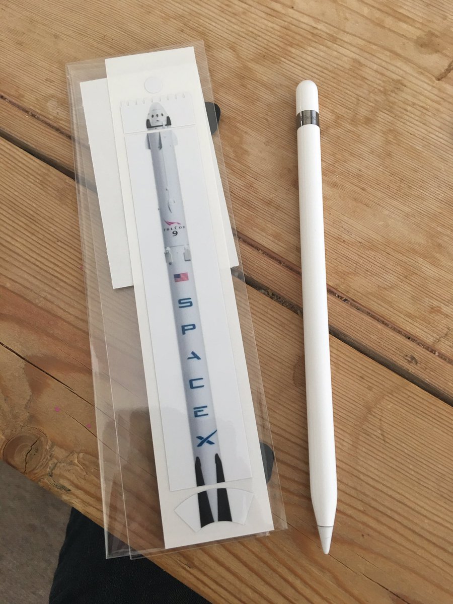 Apple Pencil <a href="/SpaceX/">SpaceX</a> falcon 9 wrap :) 
It's the small things 🚀