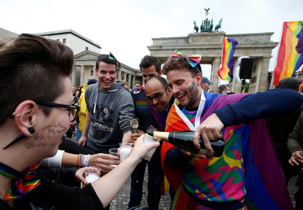 ajplus's tweet image. Lawmakers in Germany just voted to legalize same-sex marriage. 👬👭🌈