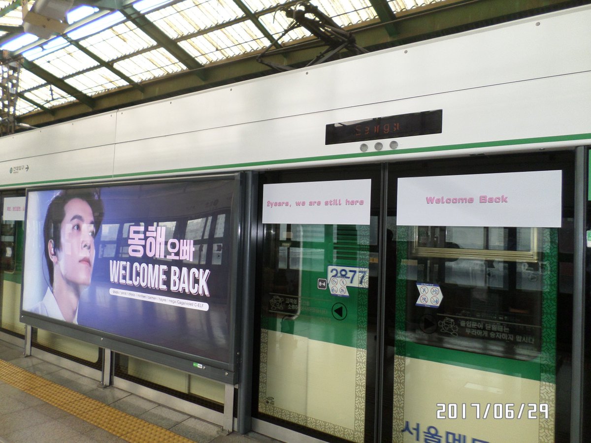 suju_thailand's tweet photo. ป้ายต้อนรับทงเฮออกจากกรมอยู่ที่สถานีซองซู (성수역) สถานีเดียวกับร้าน haru &amp; one day เลย (cr._海海海海海宝贝) 💙😍 https://t.co/9wyLLpDxQa