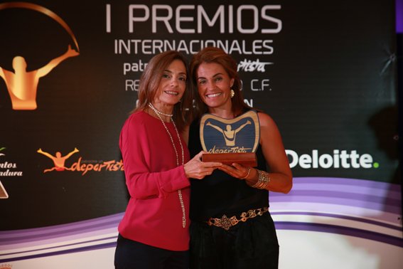 Fund_Aliados's tweet image. Carlota Pérez, directora de @FundacionGN, recoge el Premio de Apoyo al deporte paralímpico #PremiosP1DCastillayLeon fundaciongruponorte.es/web/fundacion-…
