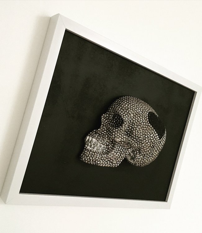 HausofSkulls's tweet photo. 3D Rhinestone Skull in a Frame. Silver rhinestone skull with black glitter heart on plain black background 🖤💀 #skulls #london https://t.co/wUtFATPuyd