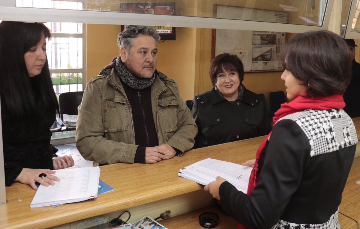 muniquilicura's tweet photo. Alcalde Juan Carrasco presenta junto a vecinos, demanda colectiva contra #Enel por corte de luz masivo durante el fin de semana del 16/06 https://t.co/njusRSF57J