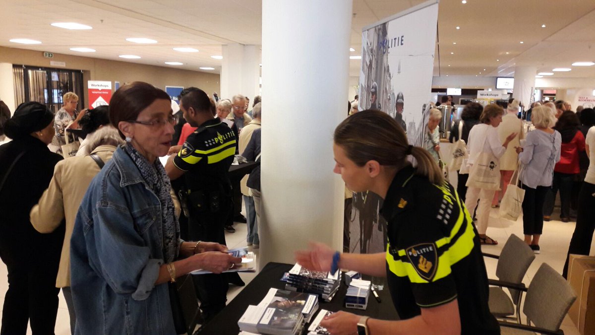POL_DenHaag's tweet photo. Vandaag preventie-advies over o.a. babbeltrucs gegeven op het evenement @VeiligVitaal van de @GemeenteDenHaag. Bedankt voor jullie aandacht! https://t.co/vp9W4LIkrn