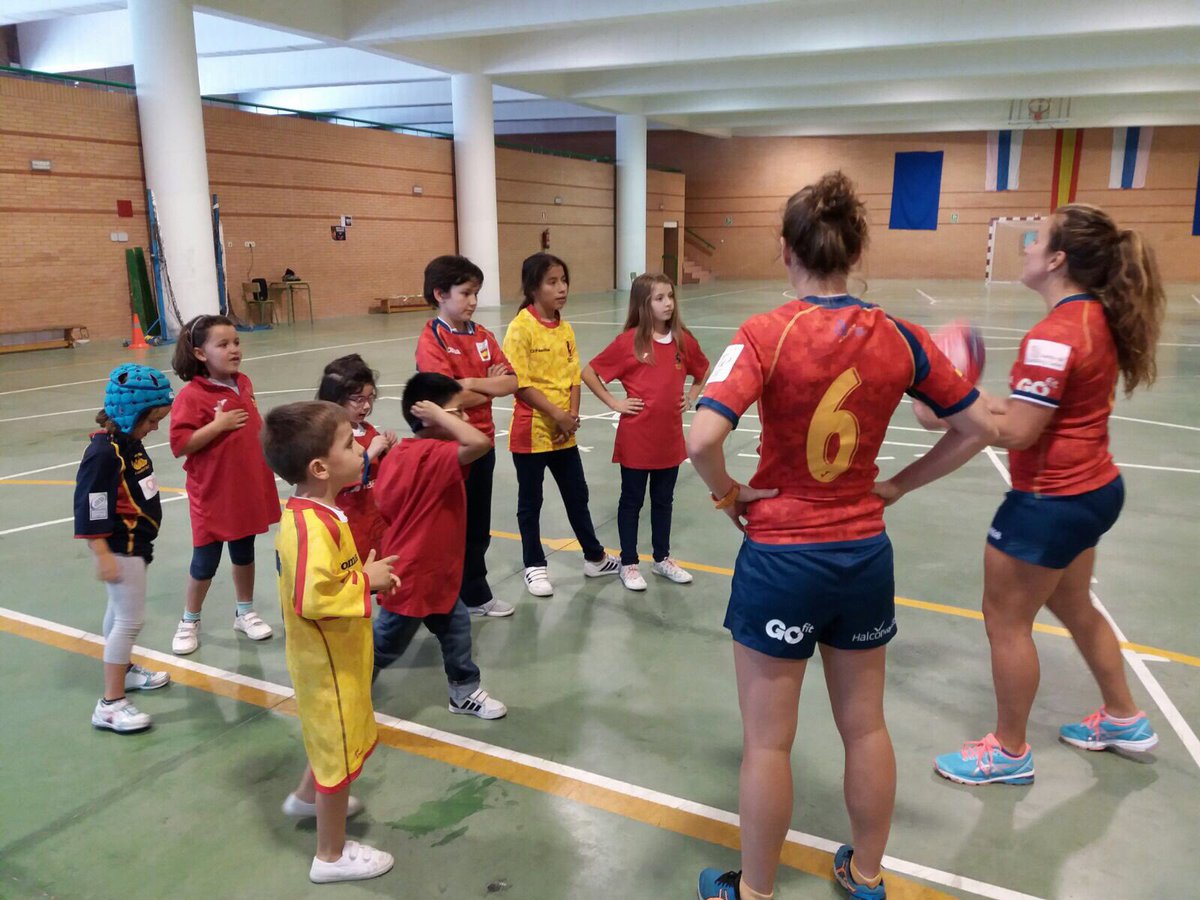coin_feye's tweet photo. Aprendiendo a jugar al rugby con las mejores. Gracias!!! https://t.co/aHgo77O60M