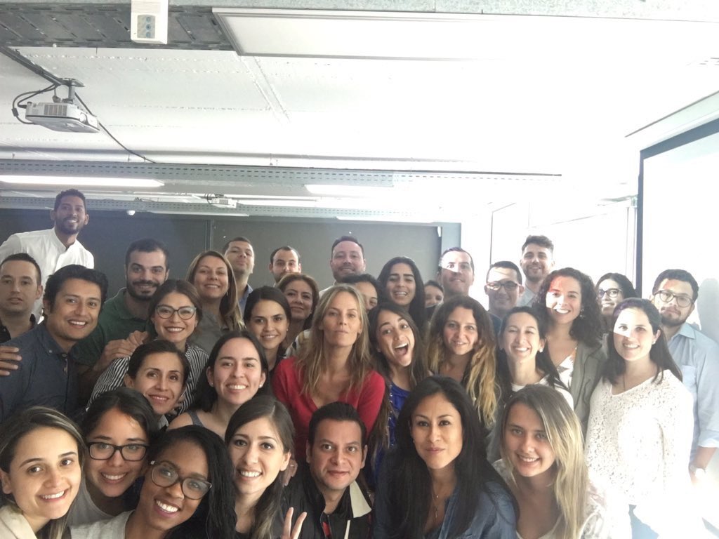 Maria_LoAl_'s tweet photo. Foto de familia en la clase de #ecommerce con el profesor @Pope_BOGUE_COF en la @EsdenBS https://t.co/liiaUzd3X7