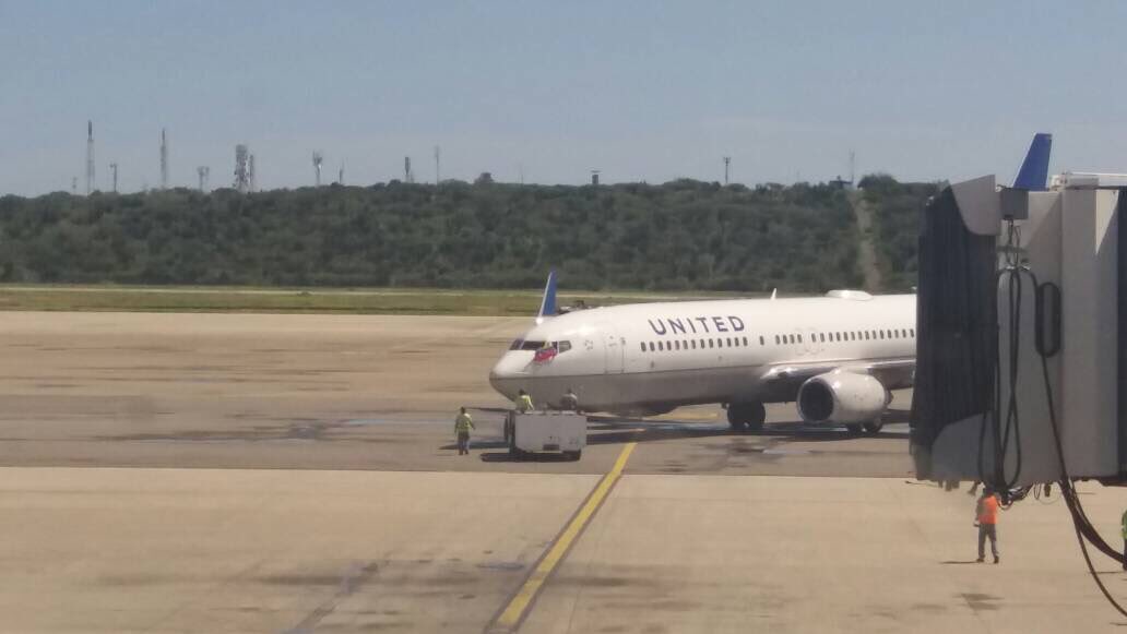 AndrewsAbreu's tweet photo. #ÚLTIMO Con bandera de Venezuela en la ventanilla, salió el último vuelo Caracas-Houston de United Airlines desde Maiquetía. (F/Cortesía) https://t.co/Bve0hHwLhF