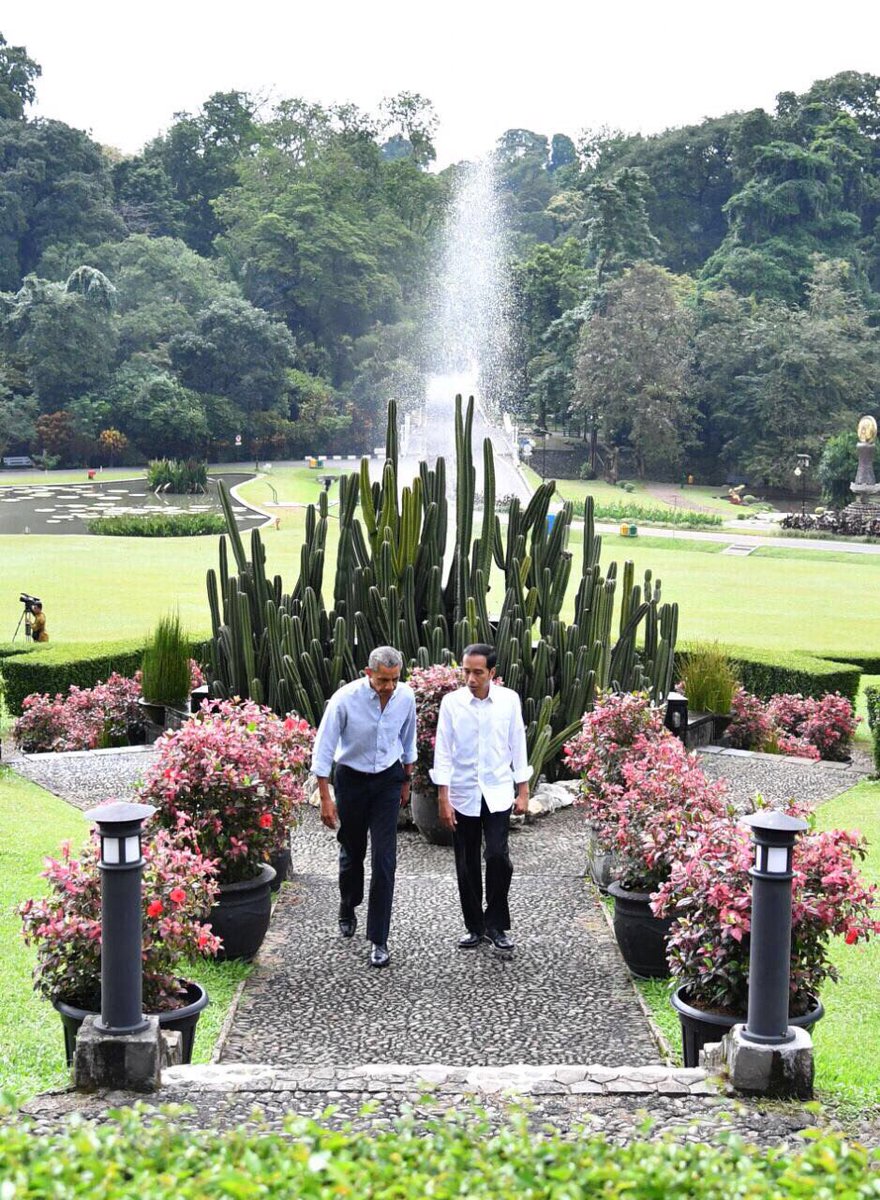 Pertemuan dengan Obama bagus sekali. Banyak hal penting yg kami bahas, dalam suasana santai, sambil makan bakso -Jkw