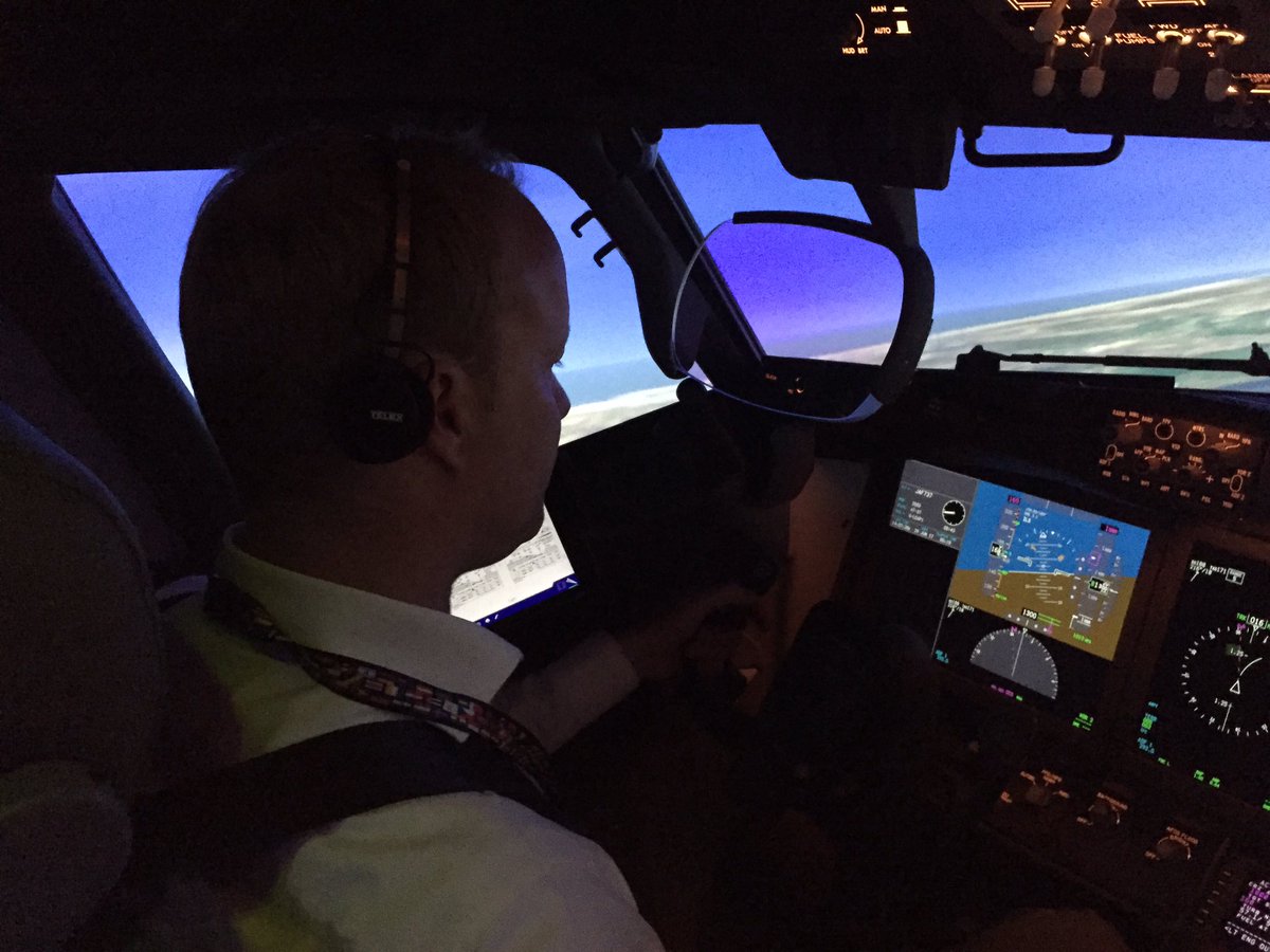 AndreBerger787's tweet photo. The visual is excellent. The big displays a joy to fly with. We didn't buy the HUD, but we tested it anyway. https://t.co/J1wU2XOFyF