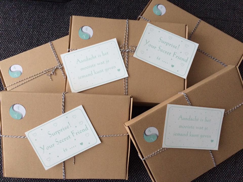 YSecretFriend's tweet image. Cool veel pakketjes en kaartjes op weg naar de gelukkige ontvangers! 2 van hen weten morgen wie hun Secret Friend is! #secretfriend #kado
