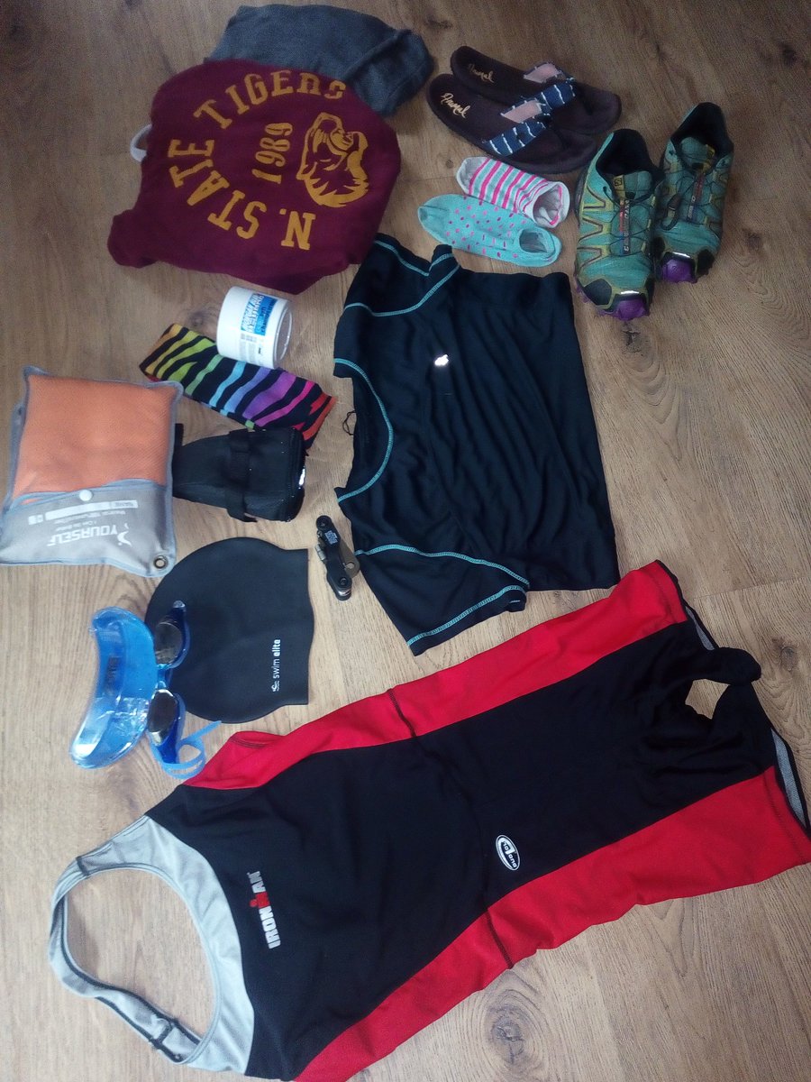 dommers12's tweet image. all set for my 1st triathlon 2mrw 💩ing myself @TriathaNewbie 
Bike is oiled,tyres checked,just need to get there now😵 
#needluck #scared 🏊🚵🎽