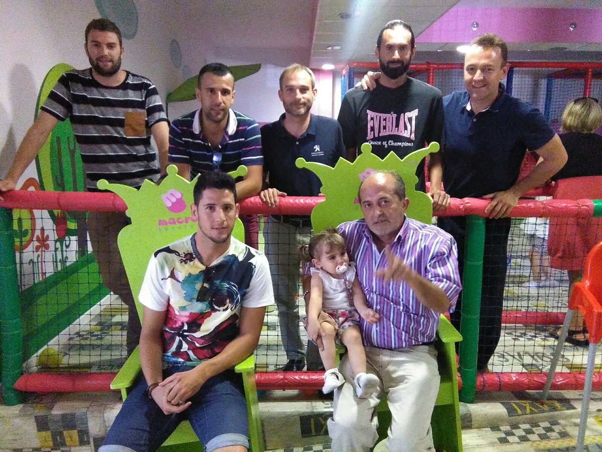 macrobocataspan's tweet photo. Cómo les gusta a nuestros amigos de Radio Marca comer con nosotros. ¿Quieres escuchar su programa en #Macrobocatas? https://t.co/1qiJfByv1N https://t.co/6xCLpFO7qI
