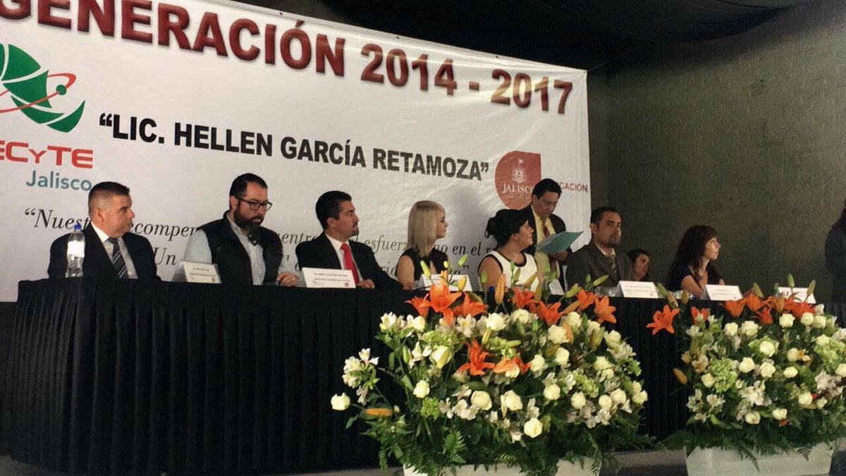 RomeroMenaFco's tweet photo. ¡Suerte en todos sus futuros proyectos a nuestros graduados de @Cecyte_Tesistan! Gracias a @gd02lauraduran y personal por las atenciones. https://t.co/3cxjnDht9Y