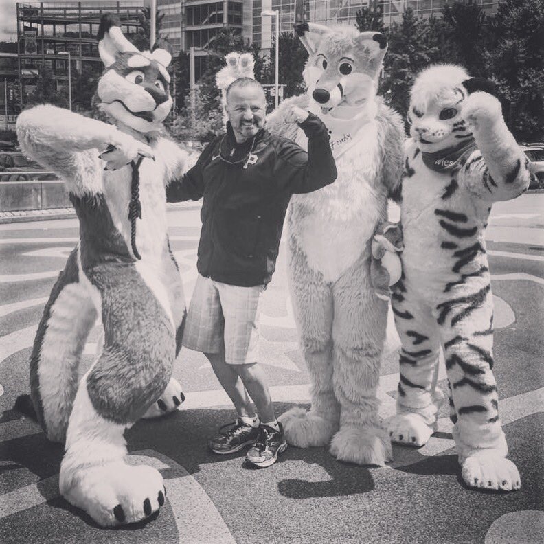 bigbenzaburgh's tweet photo. Psst @anthrocon silver is the new black and white #somepgh #SMDayPA #SMDAYPGH #lovepgh #Furries #Pittsburgh ππͺπΌ https://t.co/fUHW87jLwm