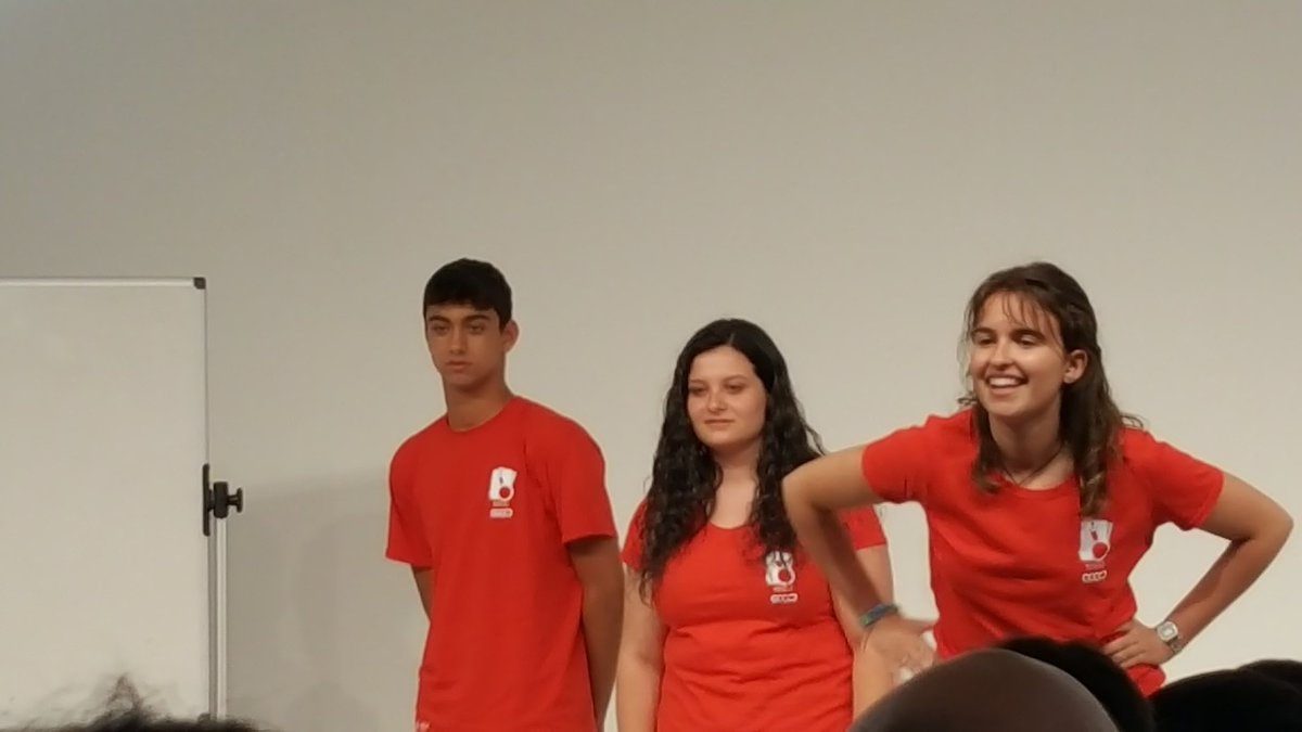 SilviaSimonR's tweet photo. En plena marxa el #FinalCurs del #Cemg17! Magia, ciencia i molt mes .... i de mans del alumnes! https://t.co/xm988O2NoX