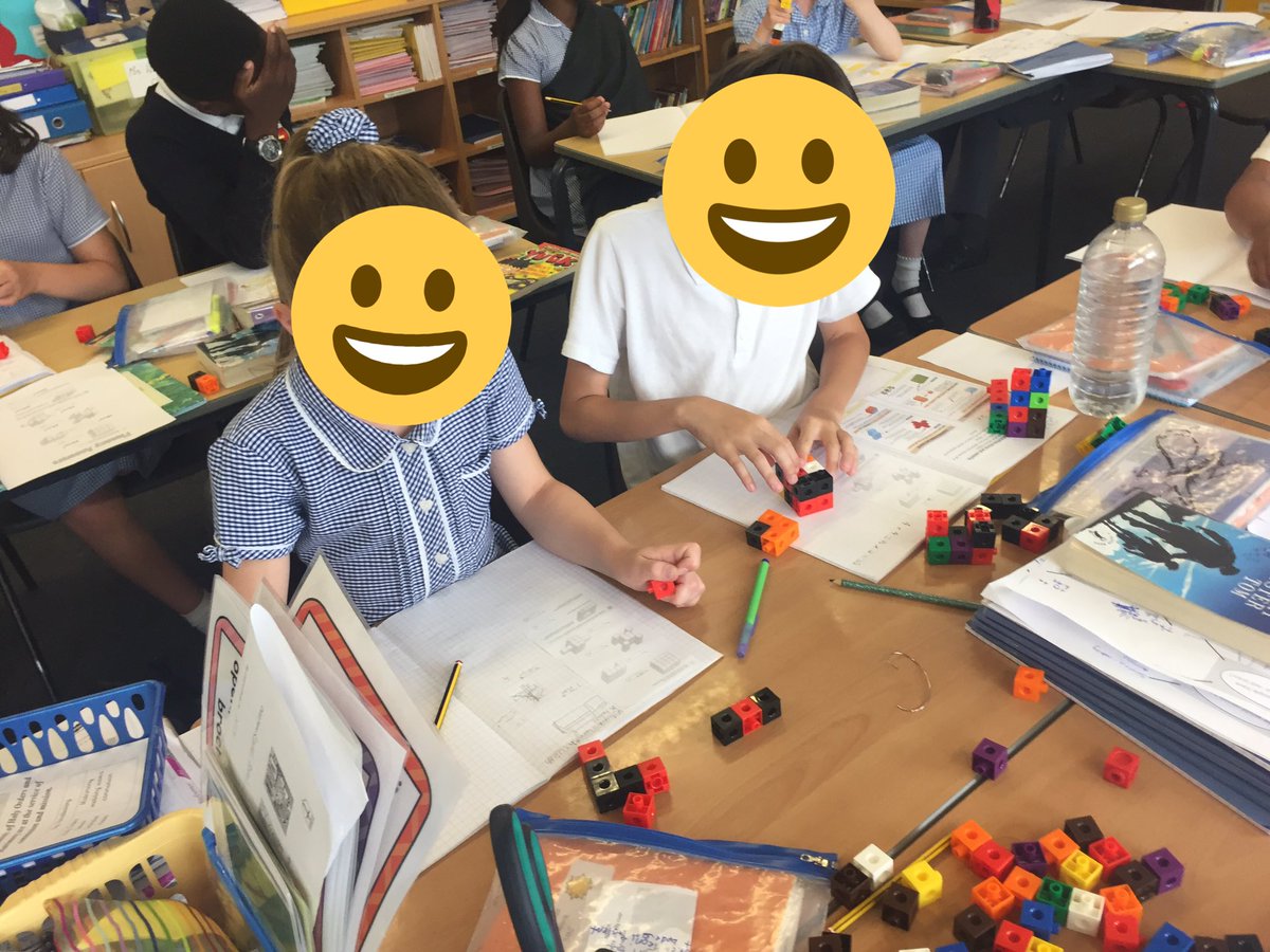 HazelEyes83's tweet image. Using multilink to help understand volume. So good to see such collaboration between this lot #MathsKS2 #collaboration @WRMathsHub