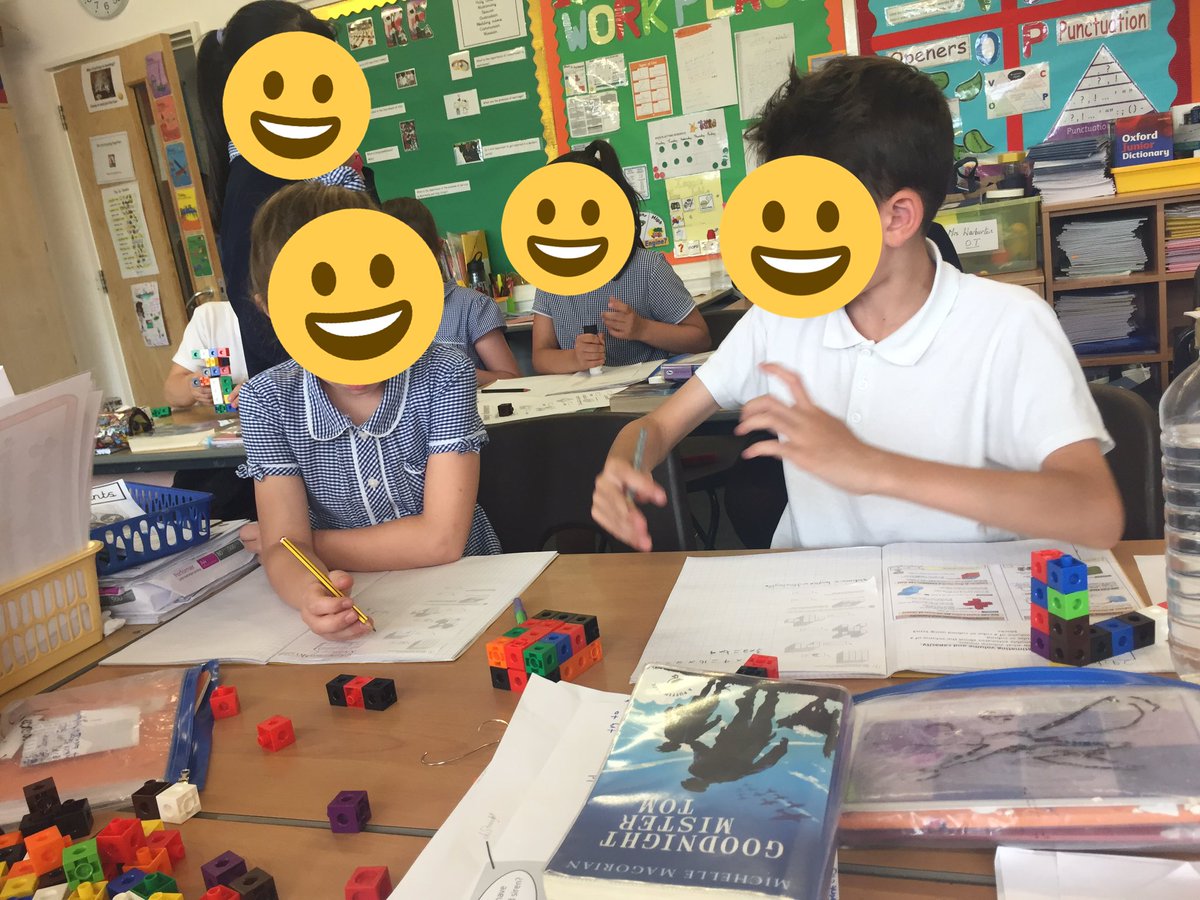 HazelEyes83's tweet image. Using multilink to help understand volume. So good to see such collaboration between this lot #MathsKS2 #collaboration @WRMathsHub