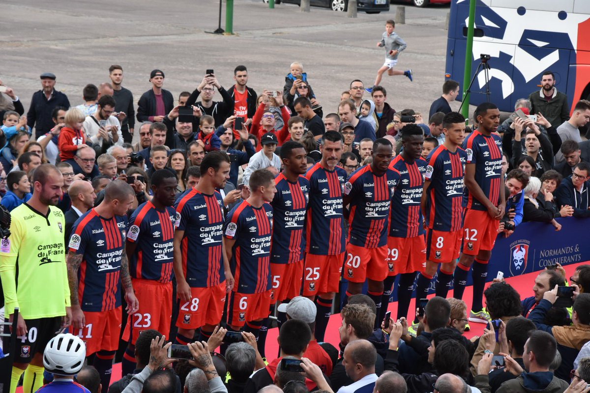 Maillots 2017-2018 DDlWbVMWAAImSuw