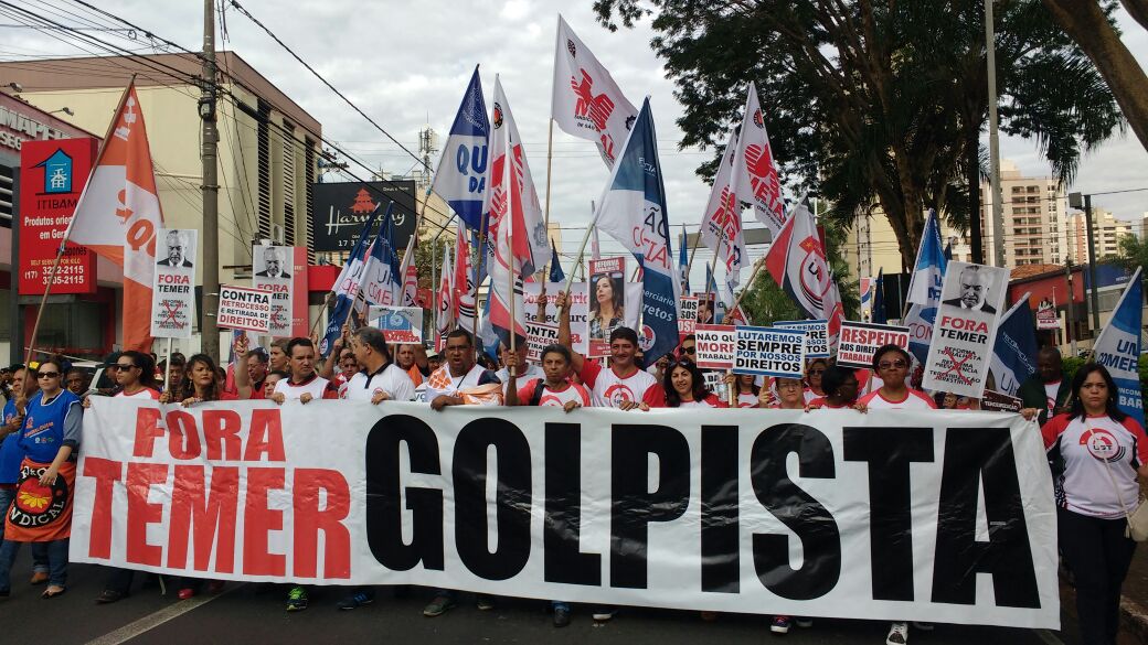 contrafcut1's tweet photo. Bancários de Catanduva protestam contra o governo Temer #GrevePorDireitos https://t.co/BD21GOdOTT