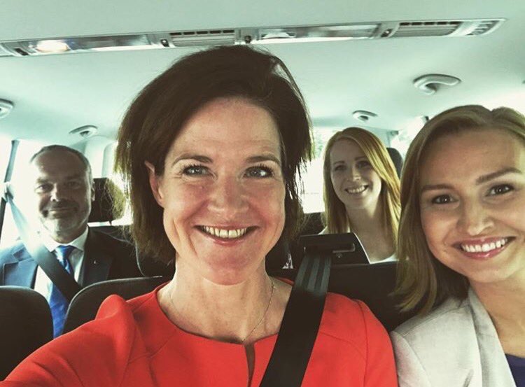 Bra försök att dölja det, men vet alla vem som sitter i baksätet mellan Annie och Jan