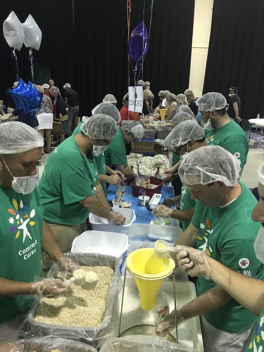 bjeter97's tweet image. Felllow Comcasters prep meals for those food insecure in Buck!  UW Bucks 👊🏻Out Hunger @UWBucks @ComcastPhillyNJ