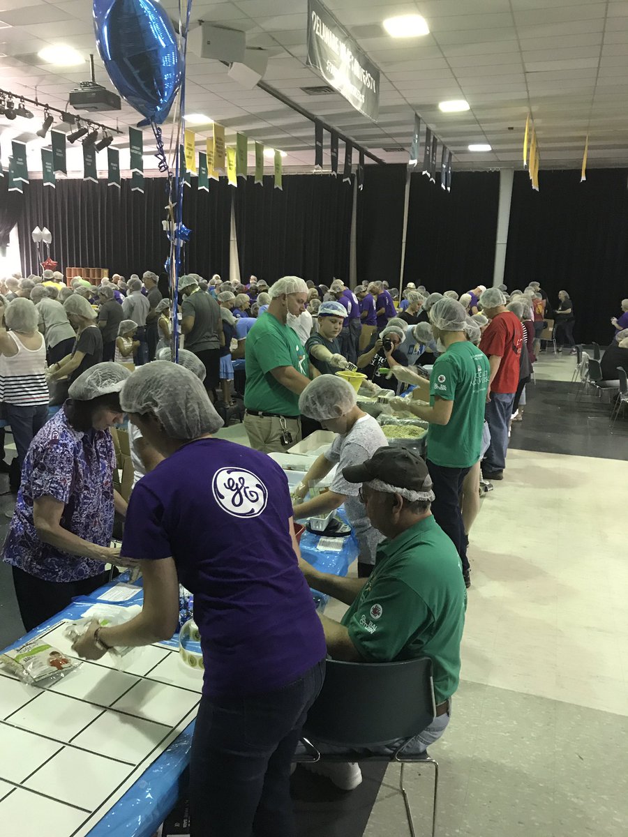 bjeter97's tweet image. Felllow Comcasters prep meals for those food insecure in Buck!  UW Bucks 👊🏻Out Hunger @UWBucks @ComcastPhillyNJ