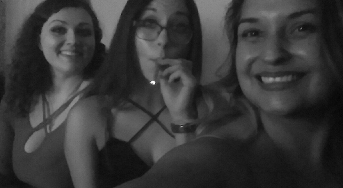 soulfulyetdark's tweet photo. "Sorry if my whip covered in dank
'Cause I be rolling with this skunk all day" 🔥🔥💨💨 #thatonenight #stonergals #dankgirls @amm_bammmm https://t.co/KXFUFyKUzb