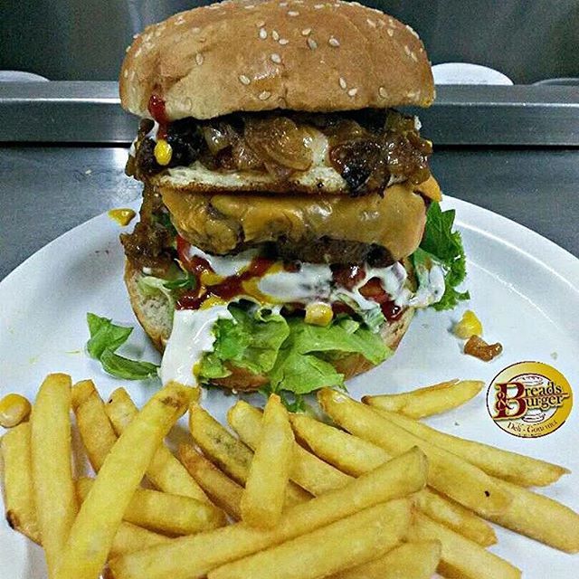 PanamaExtrema's tweet photo. Por aquí te esperan las #hamburguesas no lo pienses y llegate! #breadsandburger #burger #instafood #burgerlover… https://t.co/e4Il36k8Qy https://t.co/t6r3XEwP0C