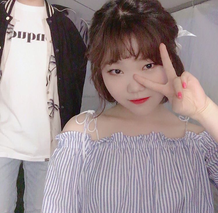 Galerimde bu fotoğrafları buldum... Lee Chanhyuk-ssi, fotoğraflarımı mahvetmeye çalışarak harcadığın vakti gitar pratiği yapmak için harca.