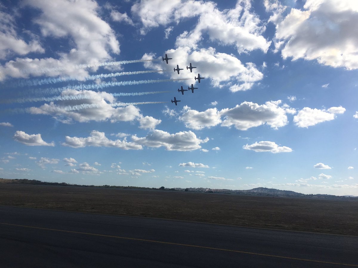 patrullaguila's tweet photo. Boa tarde.La Patrulla Águila completa con éxito el ensayo para la exhibición del próximo domingo en Castelo Branco (Portugal).Os esperamos! https://t.co/V7y9v4yJRG