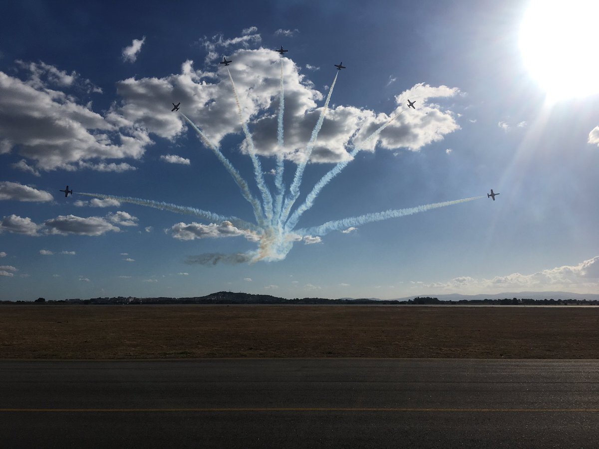 patrullaguila's tweet photo. Boa tarde.La Patrulla Águila completa con éxito el ensayo para la exhibición del próximo domingo en Castelo Branco (Portugal).Os esperamos! https://t.co/V7y9v4yJRG