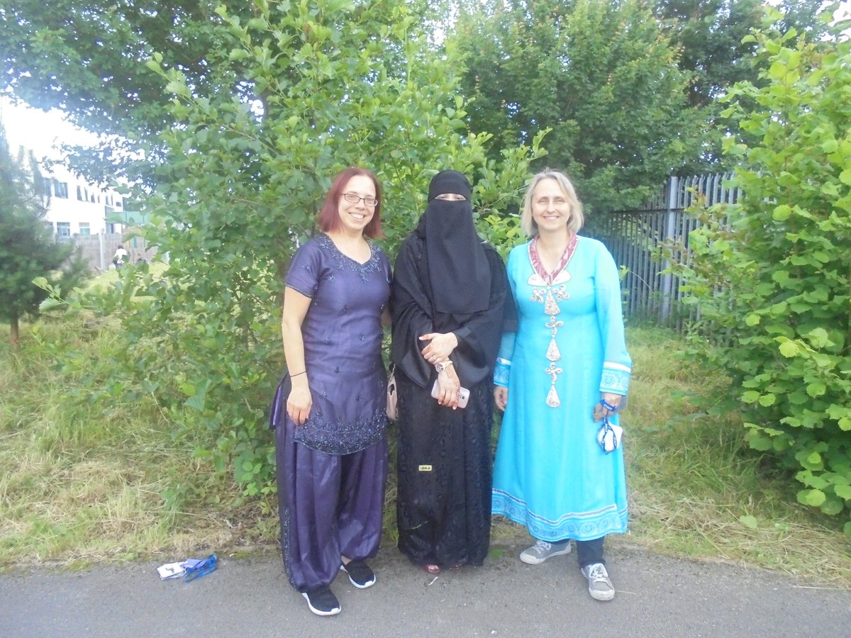 DiamondClassP4's tweet photo. A big thank you to Daud's mum for providing us with cake, sweets and beautiful outfits for our Eid party. #lppagrangemcr #grangemcr https://t.co/4DGeSm8iVd