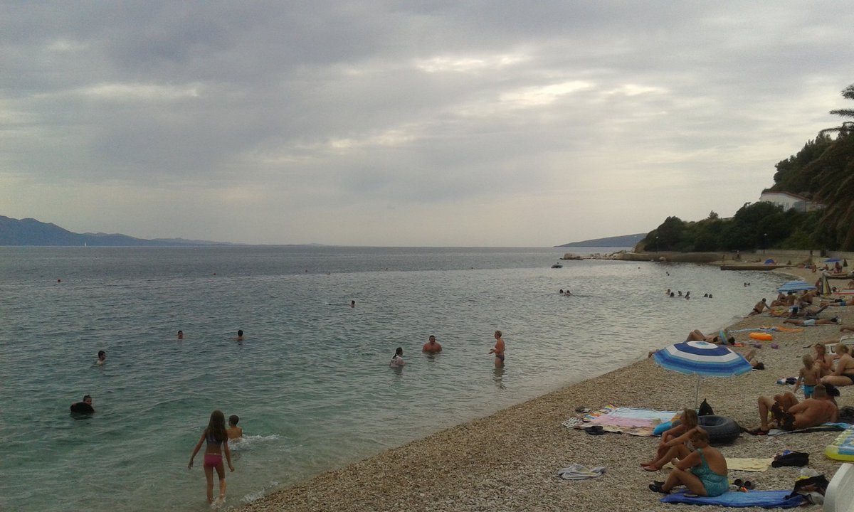 dakishoz's tweet photo. Sa istoga mjesta današnje dvije snimke plaže #Podaca https://t.co/lIm8wUocEu