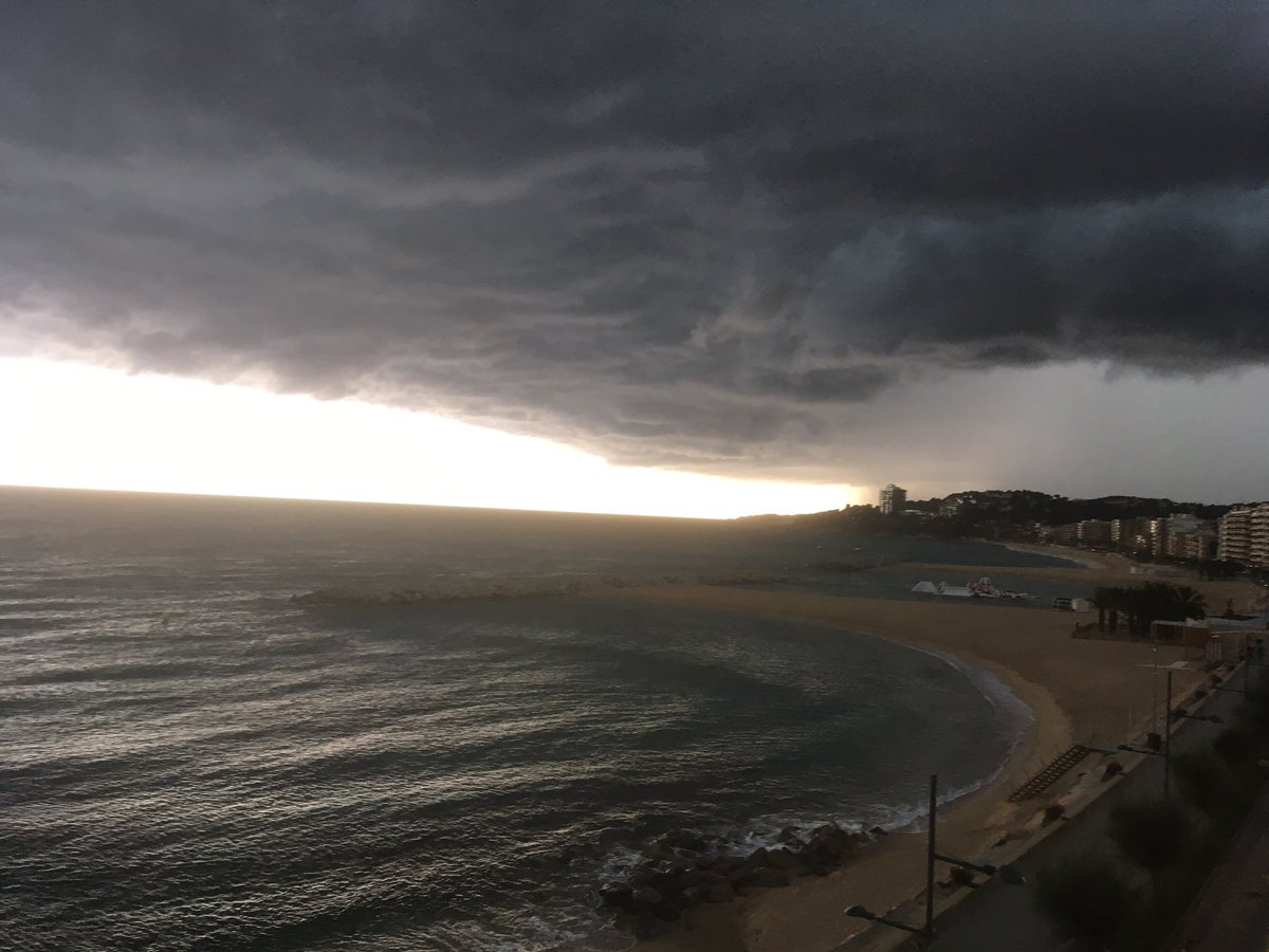 PepPurti's tweet photo. Tempesta a Sant Antoni @meteocat @Monica_Usart #llams i ##trons https://t.co/YyWavQ8qYE