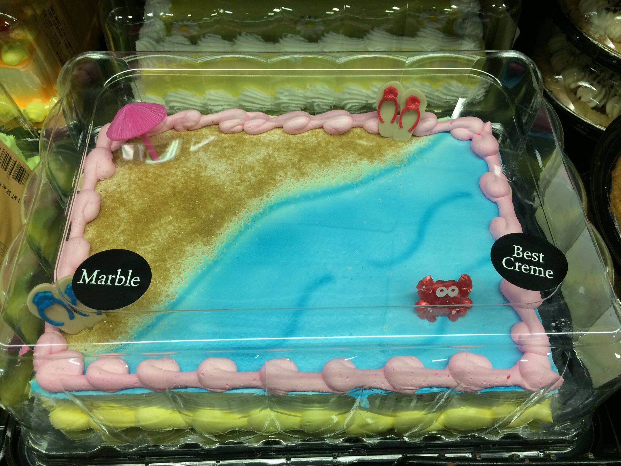 Yuka Usa アメリカのスーパーで見掛ける カラフルなカラーのケーキ 食べ物の色とは思えない色と大きさに圧倒されつつ 興味深々でいつも観察してしまいます 罒 T Co Uyy9zgwp94 Twitter