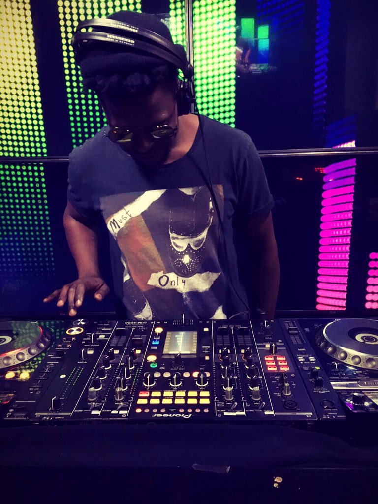 DjMshega's tweet photo. Old School - New school me Mix on @Hit_Refresh hope you enjoyed it. Thank you for watching 🙏🏾🙌🏾📺 #TheContribution https://t.co/WXshTtPXKq