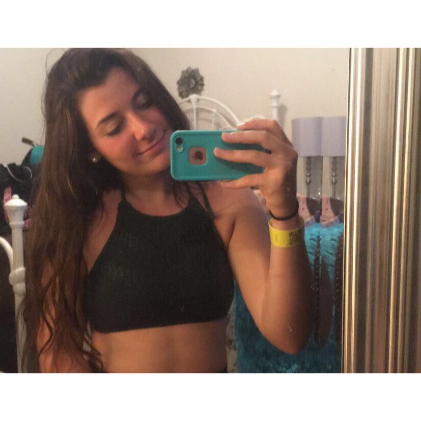 bree_angelle's tweet photo. Lovin summer timeeeπ just wish I could learn to wear sunscreenπ #sunburnt #funtimess https://t.co/K7YXmcinfb
