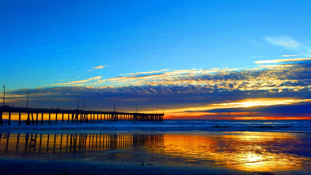 TravelBeatApp's tweet photo. Let the sun shine! Venice Beach pier https://t.co/6th90C70cx https://t.co/9OHW9QIzmA