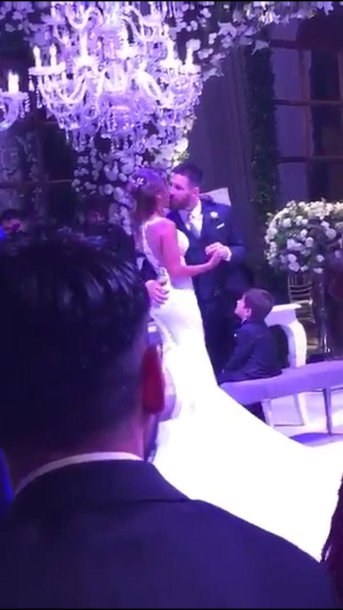 Messimeell's tweet photo. Una historia de amor como la de Messi, nada más. https://t.co/wmX60yLpZs