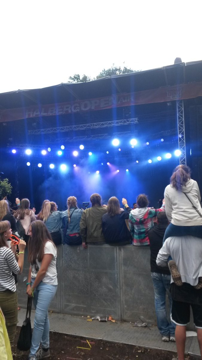 Meisterin_Joda's tweet photo. Wenn die alten Herren zu alt für die Musik sind, muss man dann das Event absetzen oder die Herren? #halbergopenair #sr #unserding https://t.co/EWnJJkqZlO