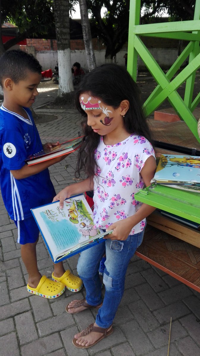 OFGestionSocial's tweet photo. El #PlanchonLiterario arribó en el barrio La Granja. Más de 800 libros para disfrutatar la tarde. #MonteriaAdelante #Unriodelibros https://t.co/zxWVlYm8HG