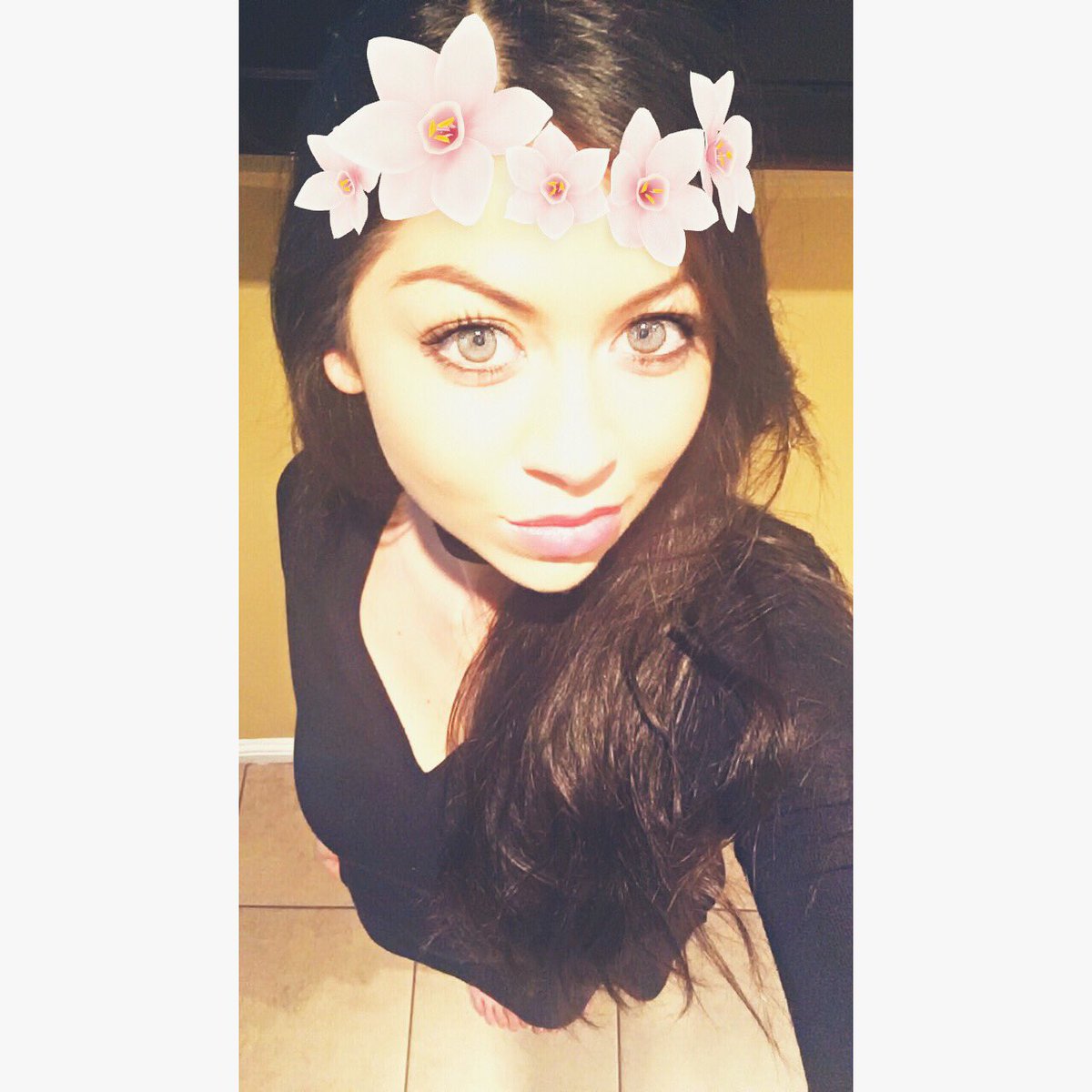 emmaloftus29's tweet photo. Birthday selfie πΈπ #snapchatpose https://t.co/ywLZKuArh4