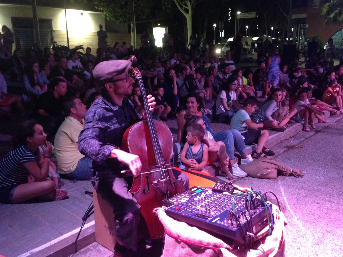 AlCarrerVila's tweet photo. La fragilitat humana portada a escena a cop de circ de la mà de #MiraT de #CircPanic. Espectacular! #alcarrer2017 #Viladecans https://t.co/m0LU7BmYE0