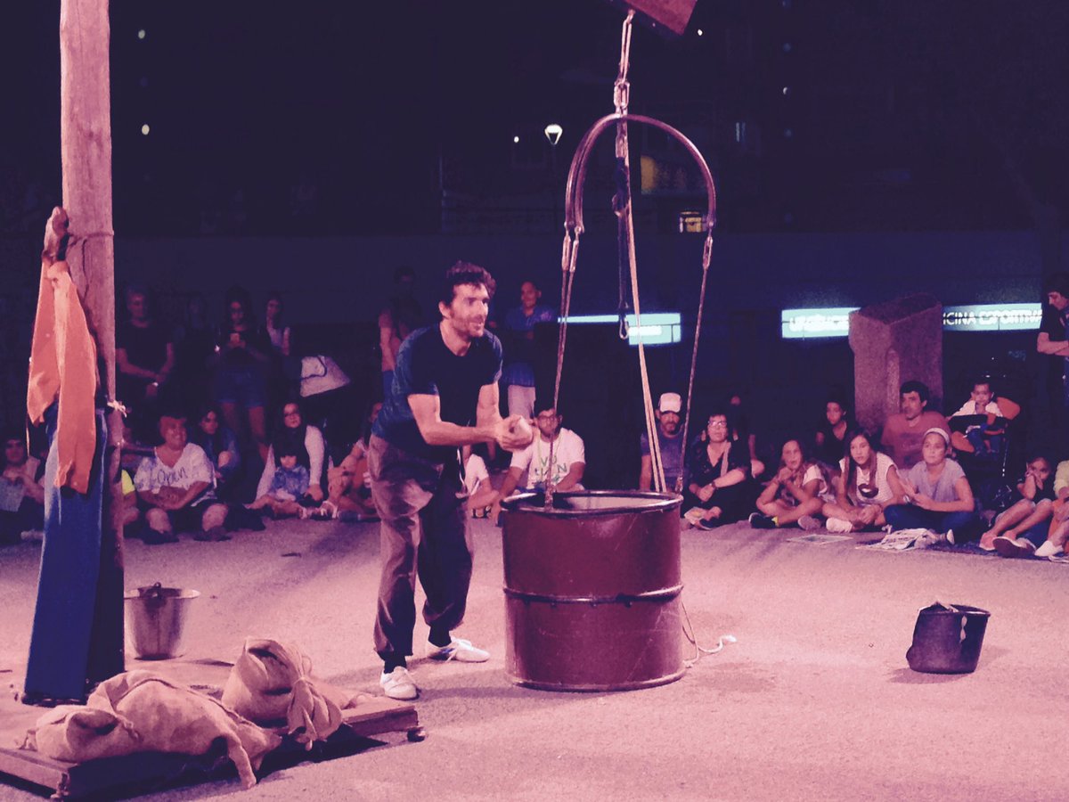 AlCarrerVila's tweet photo. La fragilitat humana portada a escena a cop de circ de la mà de #MiraT de #CircPanic. Espectacular! #alcarrer2017 #Viladecans https://t.co/m0LU7BmYE0