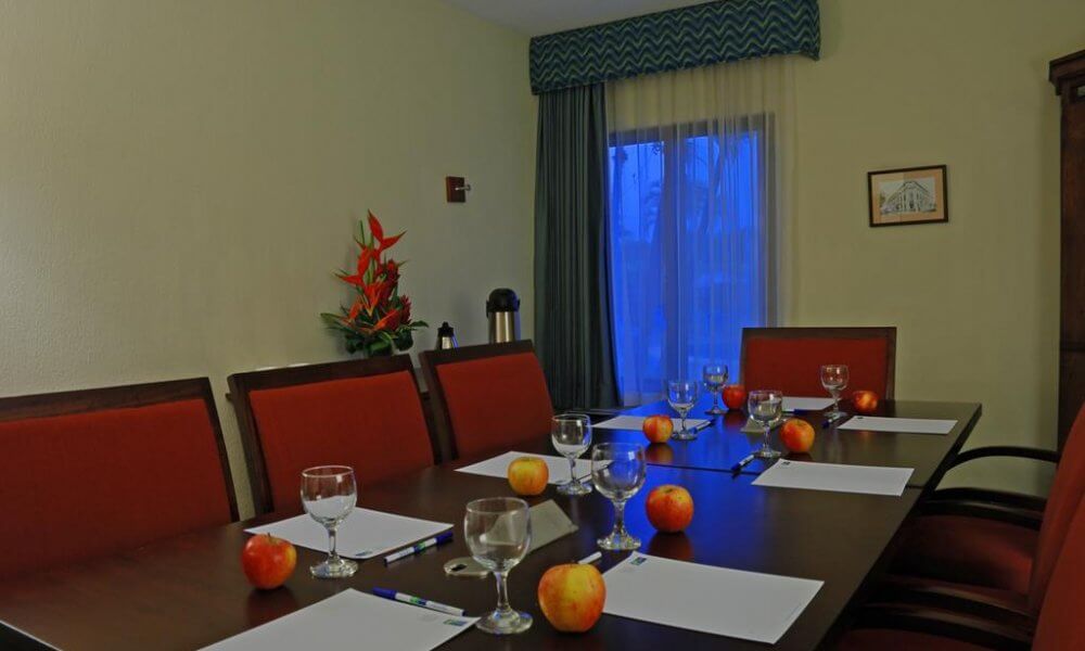 puravidacouple's tweet photo. Holiday Inn Express Airport Review https://t.co/jRipRi4dPv https://t.co/WM69XQ7W2i