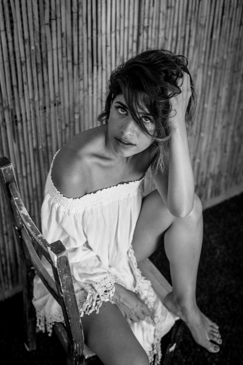 aresteixido's tweet image. Que mi mirada de #FemmeFatale no os engañe, es viernes noche y ya estoy en la cama. Bona nit!