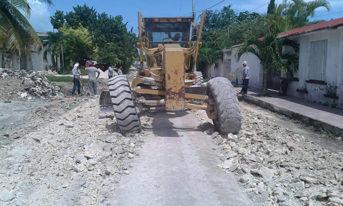 SeopQRoo's tweet photo. A paso firme la Sintra trabaja en la reconstrucción de calles en Calderitas https://t.co/XxuWRfvGD5